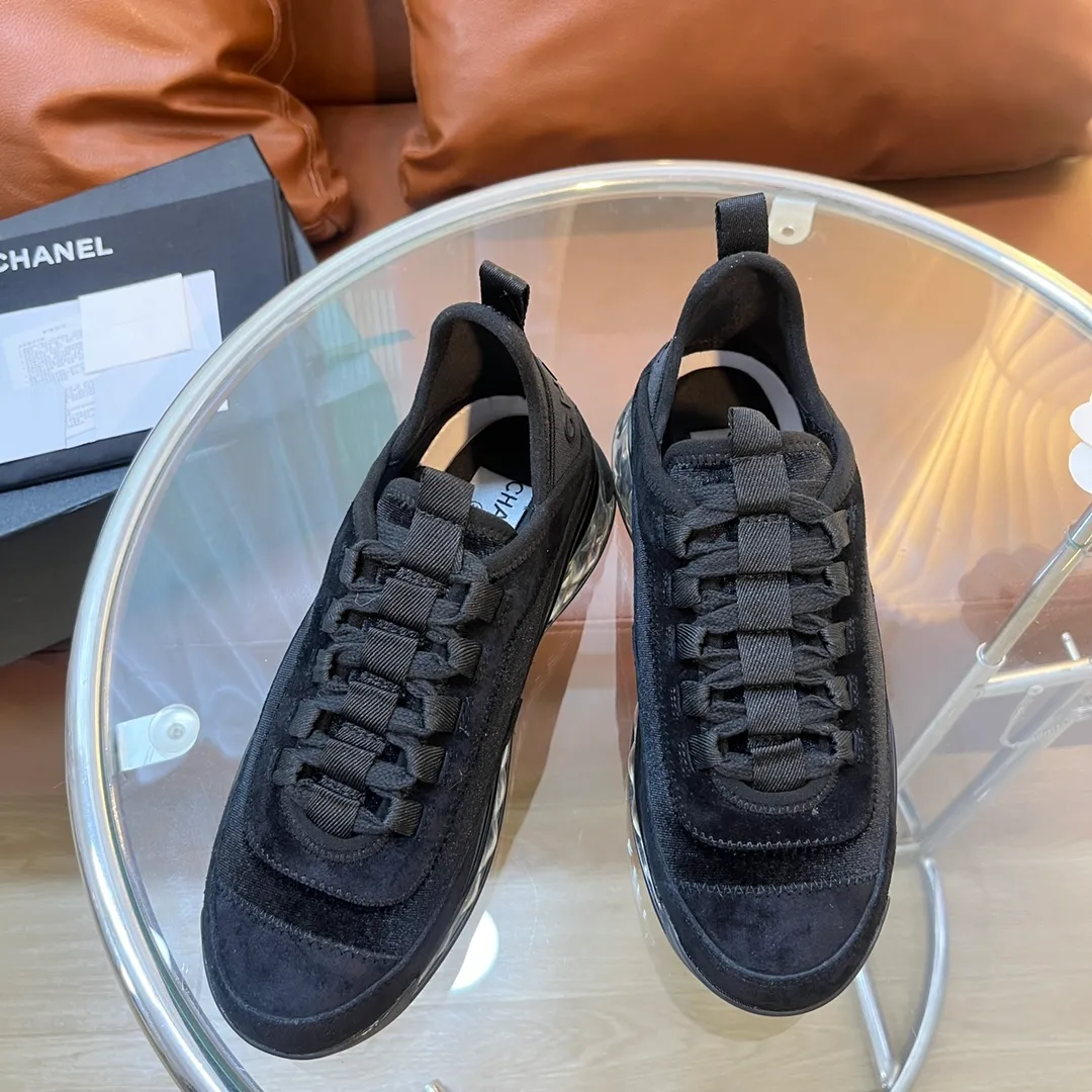 👟👟Ex-factory price 600👟👟 [Long-term supply of high-end versions] ⚠️Note: This model has many colors and the market has a complete range of colors. Welcome to consult ~ chanel Chanel Xiaoxiang casual sports shoes for couples and dad shoes for couples. The original version of the counter is 1:1, each color is accurately matched, and the internal standard is coded. ❣️Fabric material: original imported cow down + imported fabric, ❣️Inner material: imported breathable velvet, ❣️Outsole material: Original 1:1 mold opening, 3 layers of TPU ❣️Number of sizes: Women's 35-42 Men's 39-46 (Men's ➕10) Couple's version (with full set of high-end packaging)